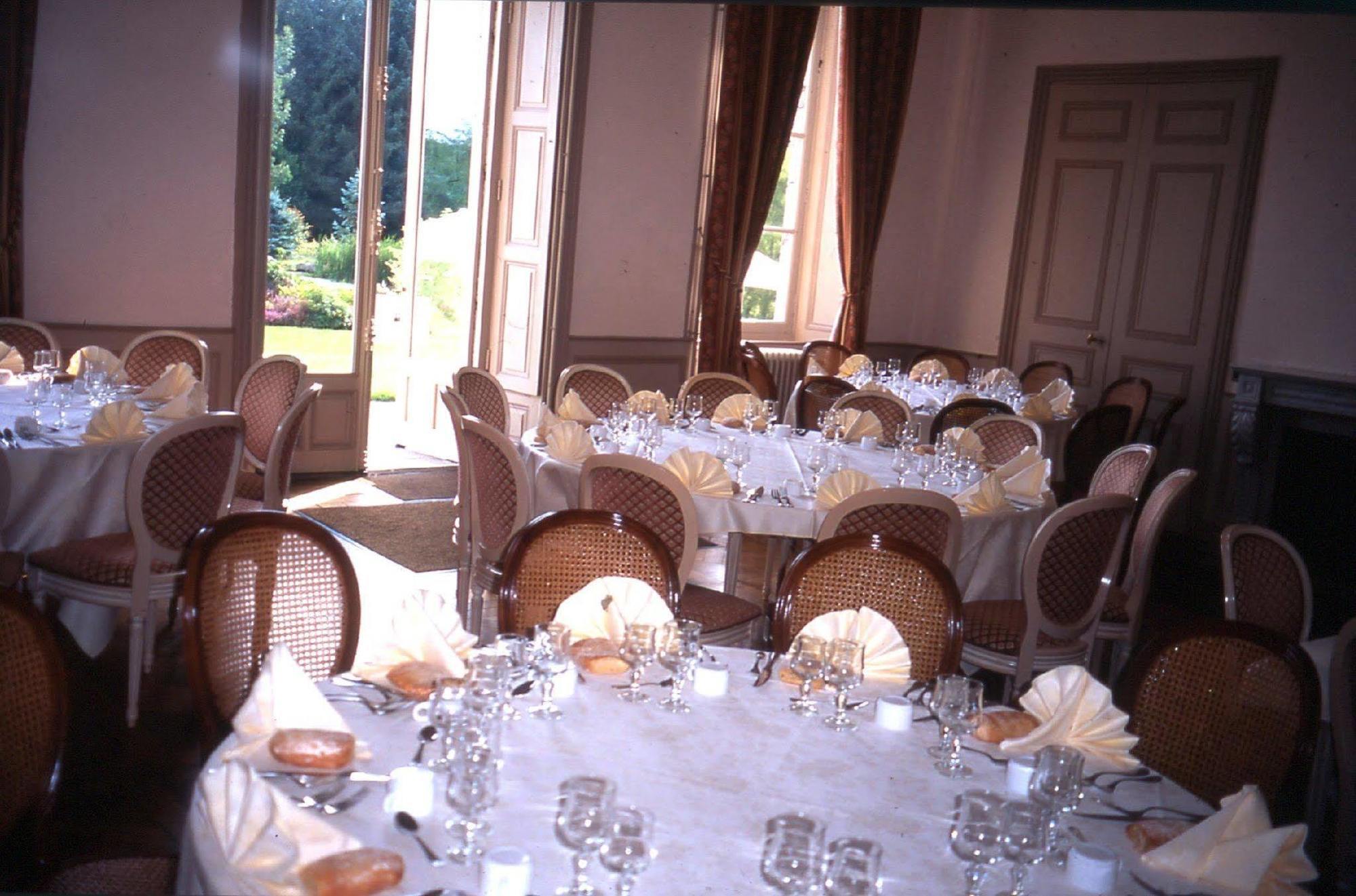 Chateau De La Foltiere Apartment Saint-Germain-en-Cogles Restoran gambar